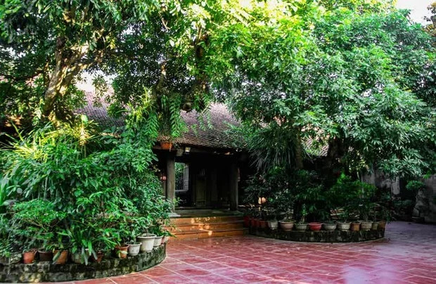 Khu nhà cụ Nguyễn Khuyến dựng theo lối kiến trúc: Ngoài là nhà đại tế, trong là hậu cung. Ảnh: Tổ quốc