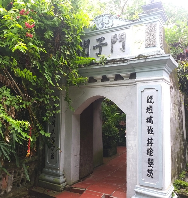 Cổng vào đề ba chữ nho "Môn Tử Môn". Ảnh: Dân Việt