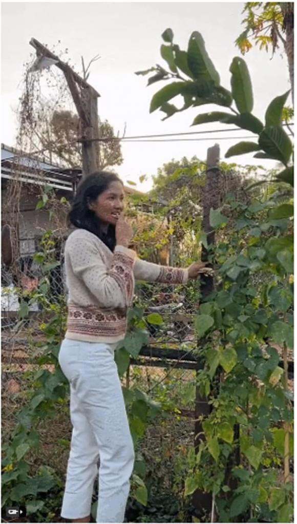 Mỗi lần về quê, H'Hen Niê lại ra vườn hái rau hoặc bắt tay vào cuốc đất, làm vườn giúp bố mẹ.