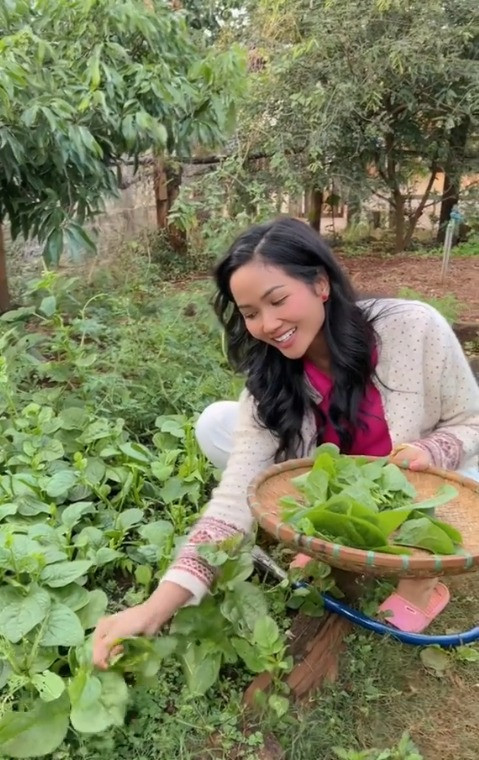 H'Hen Niê cười tươi khi hái từng ngọn mồng tơi non mơn mởn trong vườn. Nguồn ảnh: chụp màn hình