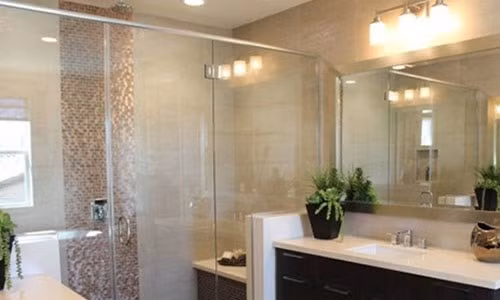 Phòng tắm ốp đá sang trọng. Ảnh; FBNV