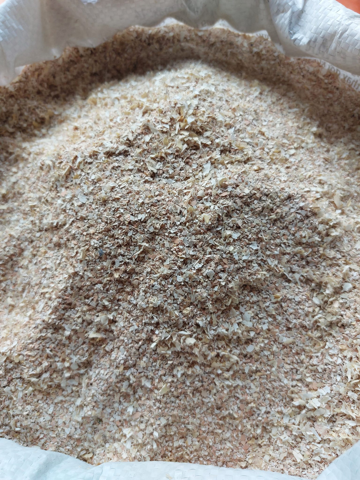 Nhận thấy lợi ích tuyệt vời từ vỏ trứng, không ít người đã thu gom vỏ trứng gà về xử lý và bán cho các nhà vườn. Ảnh: Dân Việt