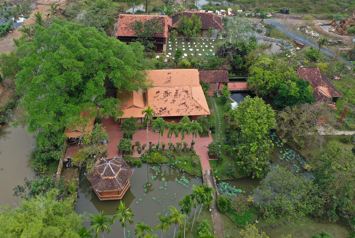 Đam mê kiến trúc xưa từ nhỏ, ông Đỗ Văn Dũng (ngụ quận 9, TP HCM) đã bỏ ra gần 20 tỷ đồng dựng lại nguyên bản căn nhà cổ gần 100 tuổi, xây dựng khu vườn theo phong cách Nam bộ. Ảnh: Dân Việt