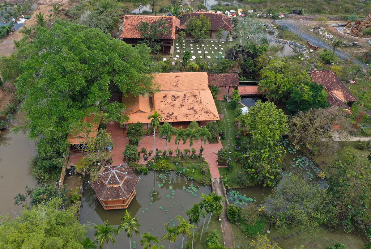 Đam mê kiến trúc xưa từ nhỏ, ông Đỗ Văn Dũng (ngụ quận 9, TP HCM) đã bỏ ra gần 20 tỷ đồng dựng lại nguyên bản căn nhà cổ gần 100 tuổi, xây dựng khu vườn theo phong cách Nam bộ. Ảnh: Dân Việt