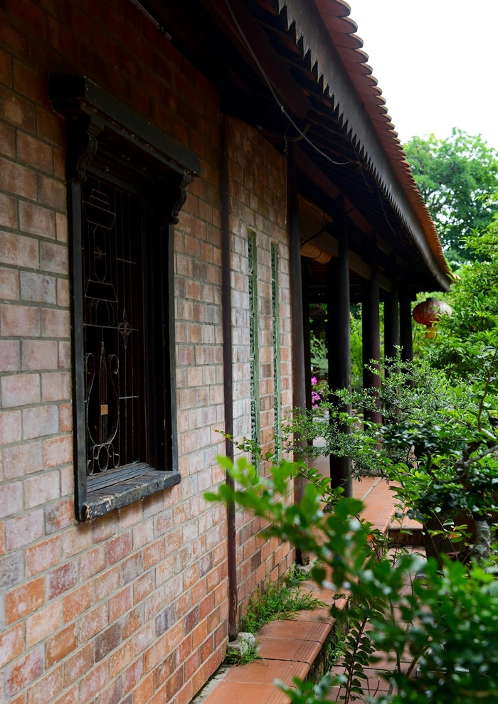 Phần gạch được lắp mới toàn bộ, mái lợp bằng ngói Đồng Nai. Ảnh: Dân trí