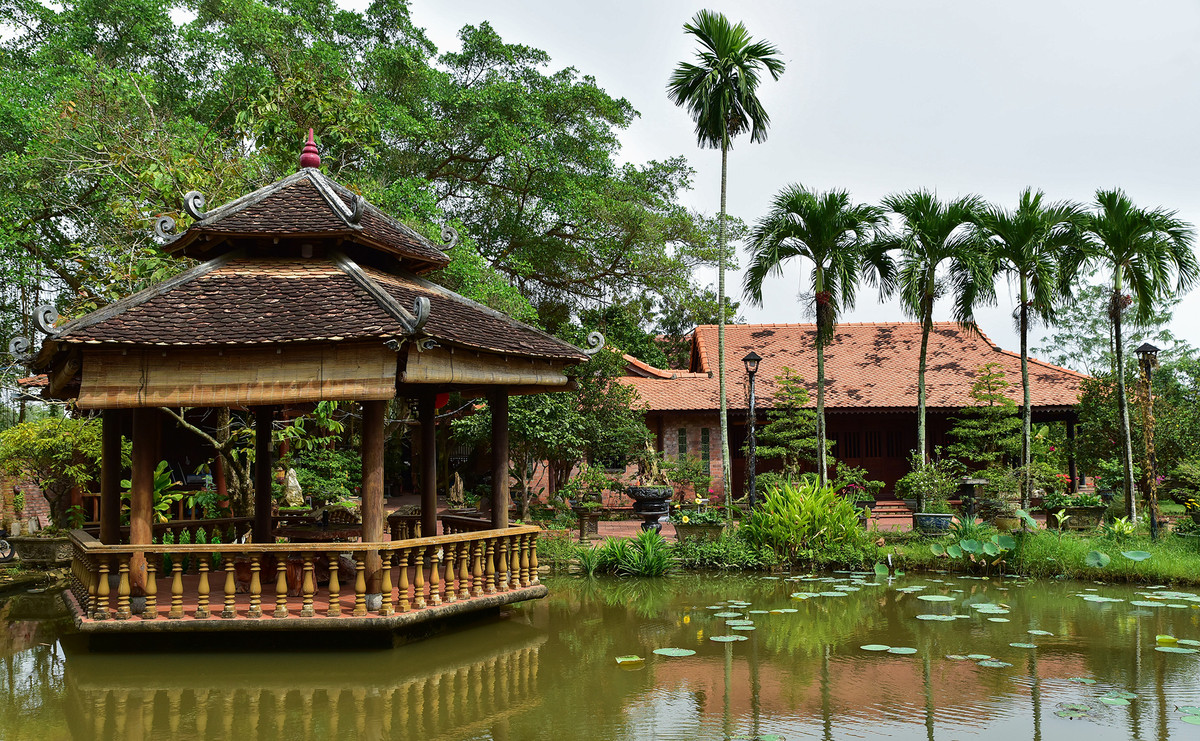 Nơi đây ông trồng cây, đào ao, dựng nhà cổ xưa với phong cách nhà vườn độc đáo. Ảnh: Dân Việt