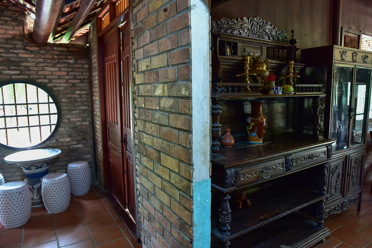 Những món đồ nội thất xưa chủ nhân sưu tập được đặt gọn gàng, bảo quản cẩn thận khắp các gian phòng. Ảnh: Dân Việt