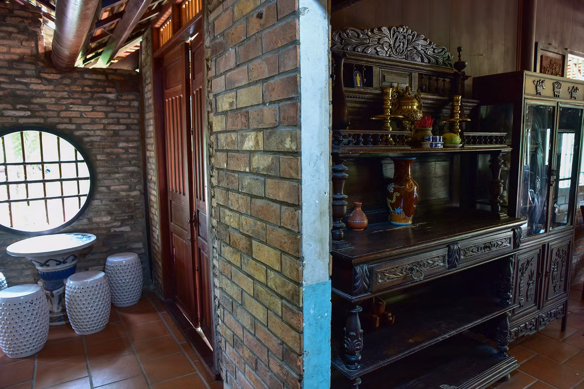 Những món đồ nội thất xưa chủ nhân sưu tập được đặt gọn gàng, bảo quản cẩn thận khắp các gian phòng. Ảnh: Dân Việt