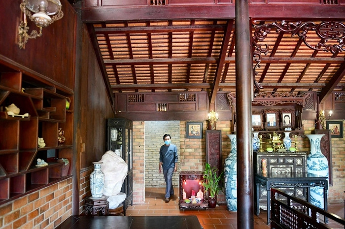 Khu vực 2 gian trái, phải của căn nhà được kê thêm bàn ghế, bộ phản gỗ. Ảnh: Dân trí