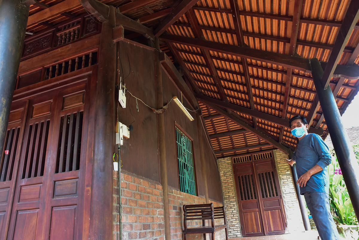 Để hoàn thành khu nhà theo lối kiến trúc cũ, ông Dũng đi khắp các tỉnh thành để tìm mua các xác nhà rồi mang về xây dựng, lắp ráp theo nguyên bản. Ảnh: Dân Việt
