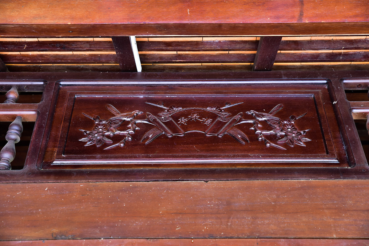 Án thư mặt trước, cửa gian chính điêu khắc nhiều loại hoa văn, tinh xảo, mang đậm phong cách nhà xưa cũ. Ảnh: Dân Việt