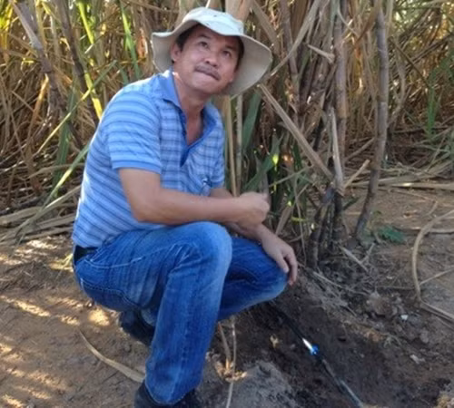 Dù sở hữu hàng nghìn tỷ đồng nhưng bầu Đức luôn duy trì phong cách ăn mặc đơn giản, thoải mái. Ông thường xuyên xuất hiện với hình ảnh “tuềnh toàng” và khá bụi bặm. Ảnh: Internet