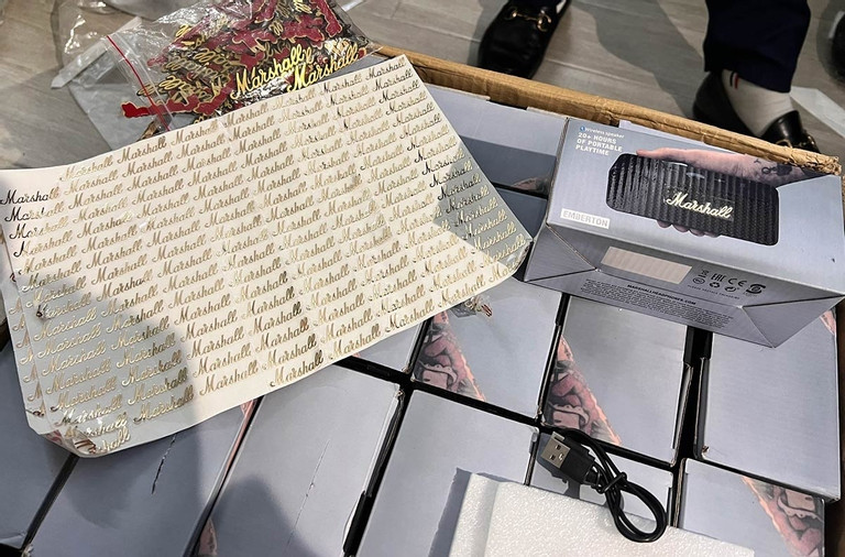 Phat hien kho hang 4,4 ty dong do cong nghe gan mac hang hieu