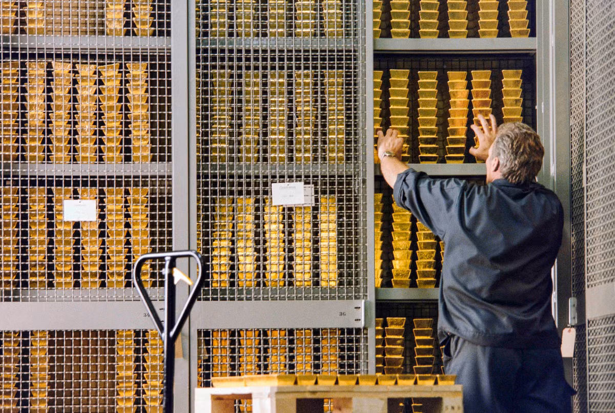 Dù chỉ đứng thứ 7 với 1.040 tấn, nhưng Thụy Sĩ lại là quốc gia sở hữu trữ lượng vàng theo bình quân đầu người lớn nhất thế giới. Số vàng của Thụy Sĩ chủ yếu là đến từ nhập khẩu.