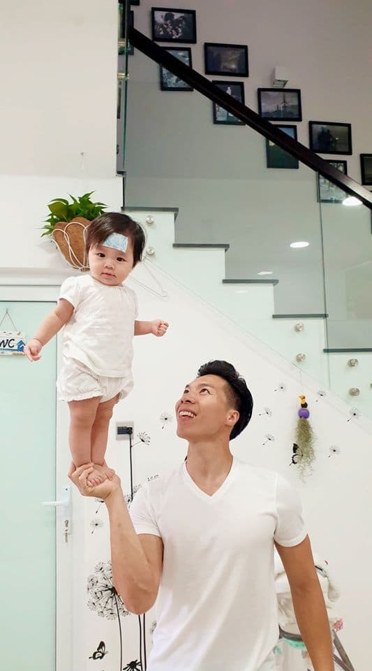 Trong nhà treo nhiều hình ảnh sự nghiệp của hai anh em Quốc Cơ - Quốc Nghiệp, bà xã Ngọc Mai và hai nhóc tì. Ảnh: Facebook