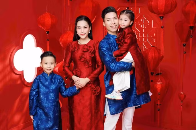 Không chỉ được yêu mến bởi tài năng, hai "hoàng tử xiếc" Quốc Cơ - Quốc Nghiệp còn được nhiều người ngưỡng mộ bởi có một cuộc sống gia đình hạnh phúc. Nếu như Quốc Cơ kết hôn với MC Hồng Phượng thì Quốc Nghiệp hạnh phúc bên ca sĩ Ngọc Mai. Ảnh: Người lao động