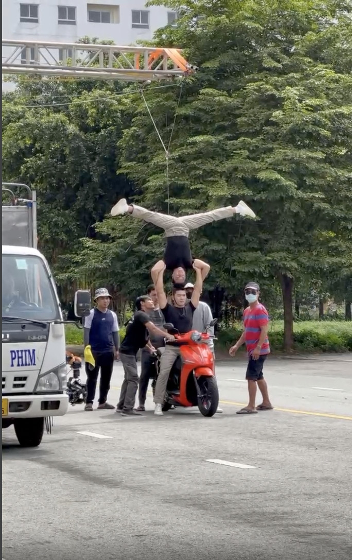 Theo Báo Người lao động, làm việc với cơ quan chức năng, Quốc Nghiệp cho biết anh và anh trai biểu diễn theo hợp đồng với các đơn vị đối tác. Trong quá trình quay clip, hai nghệ sĩ xiếc được trang bị bảo hộ, người giám sát và được cảnh báo thực hiện bởi những nghệ sĩ chuyên nghiệp. Ảnh: Người lao động