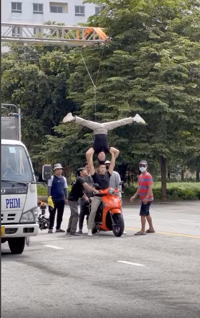 Theo Báo Người lao động, làm việc với cơ quan chức năng, Quốc Nghiệp cho biết anh và anh trai biểu diễn theo hợp đồng với các đơn vị đối tác. Trong quá trình quay clip, hai nghệ sĩ xiếc được trang bị bảo hộ, người giám sát và được cảnh báo thực hiện bởi những nghệ sĩ chuyên nghiệp. Ảnh: Người lao động