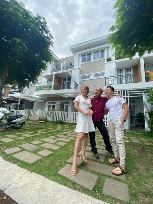 Vợ chồng Quốc Nghiệp - Ngọc Mai và hai con hiện sống trong ngôi nhà khang trang tại TP HCM. Ảnh: Facebook