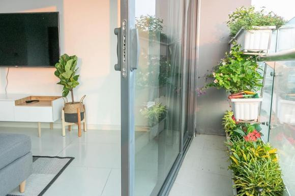 Ban công nhỏ nhưng được trang trí bắt mắt với chậu cây hoa khoe sắc. Ảnh: FBNV