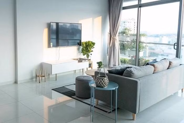 Phòng khách tràn ngập ánh sáng nhờ hệ cửa kính lớn. Ảnh: FBNV