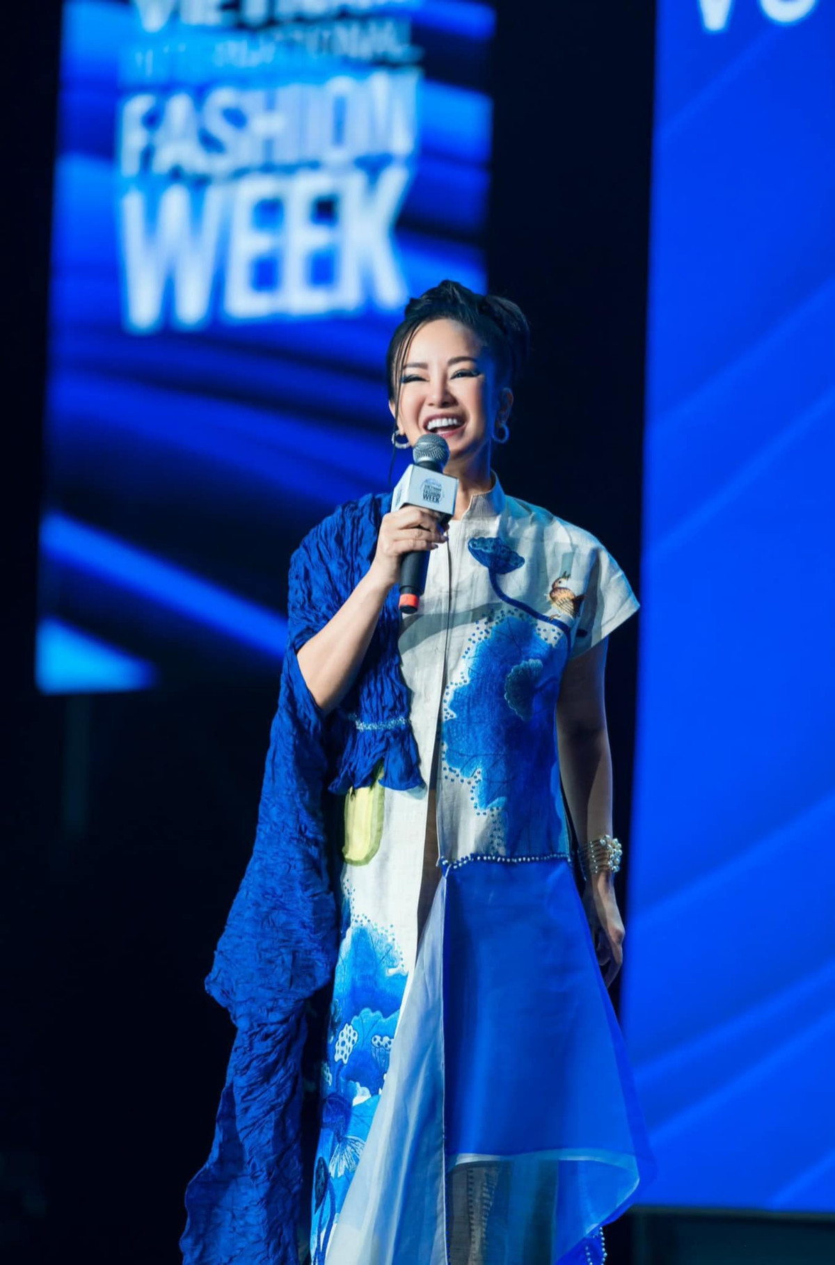 Dù đã định cư ở Pháp nhưng diva Hồng Nhung vẫn thường xuyên về nước lưu diễn, thăm người thân, bạn bè.