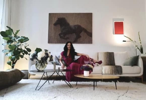 Trước đó, nữ ca sĩ khiến khán giả bất ngờ khi khoe không gian sống lãng mạn của mình ở Pháp.