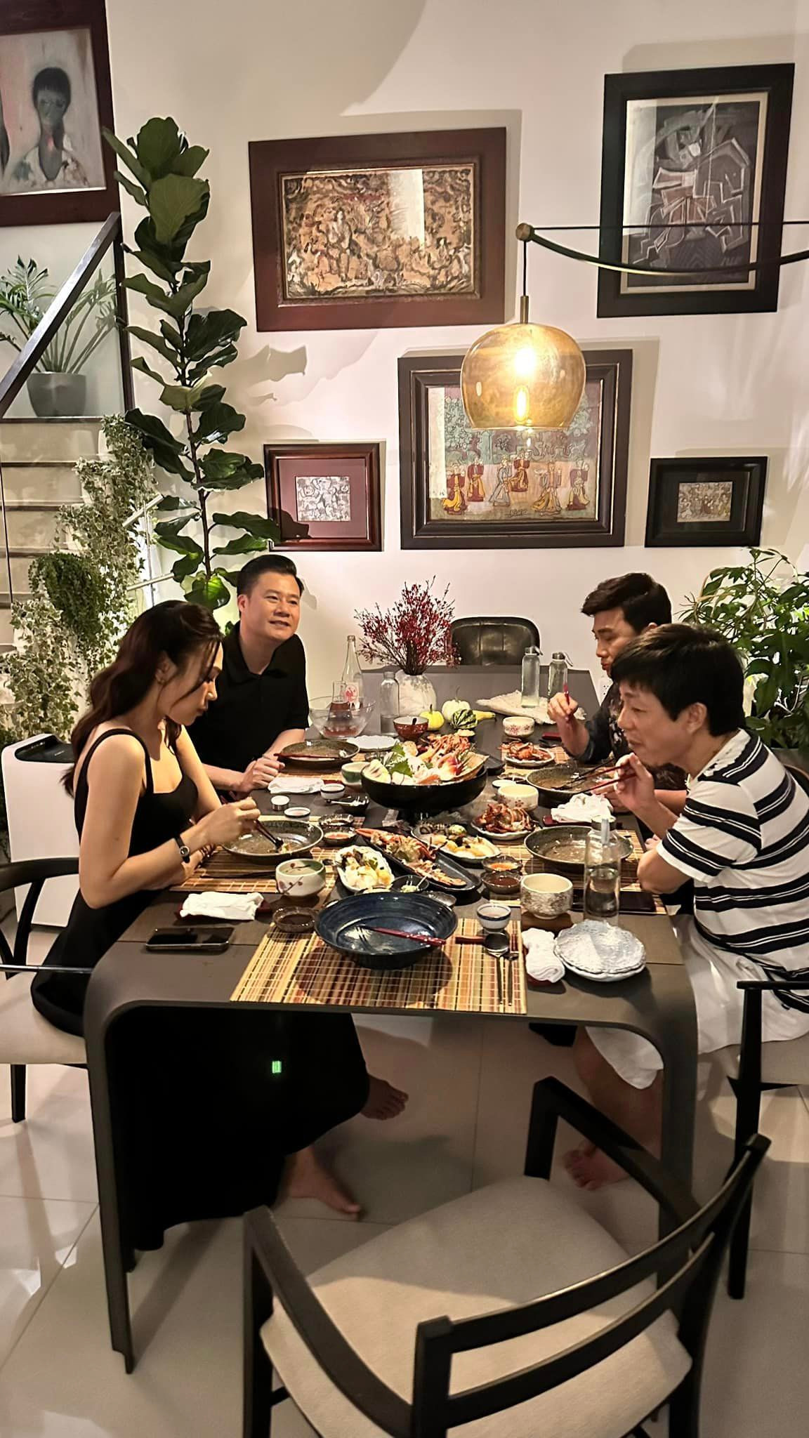 Có thể thấy, nhà mới của diva Hồng Nhung tại Sài Gòn có gam màu trắng đen chủ đạo.