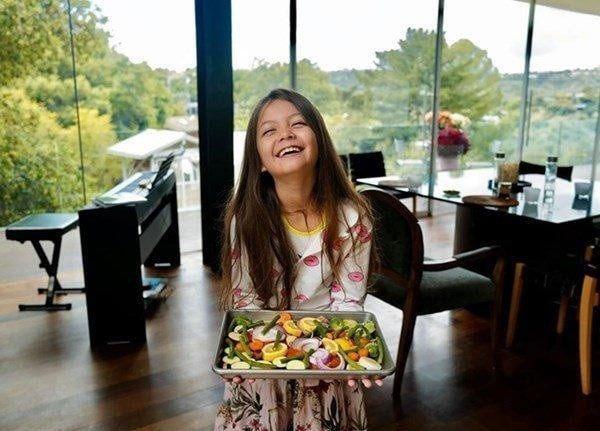 Biệt thự thiết kế với không gian thoáng đãng nhờ sử dụng hệ thống cửa kính lớn.