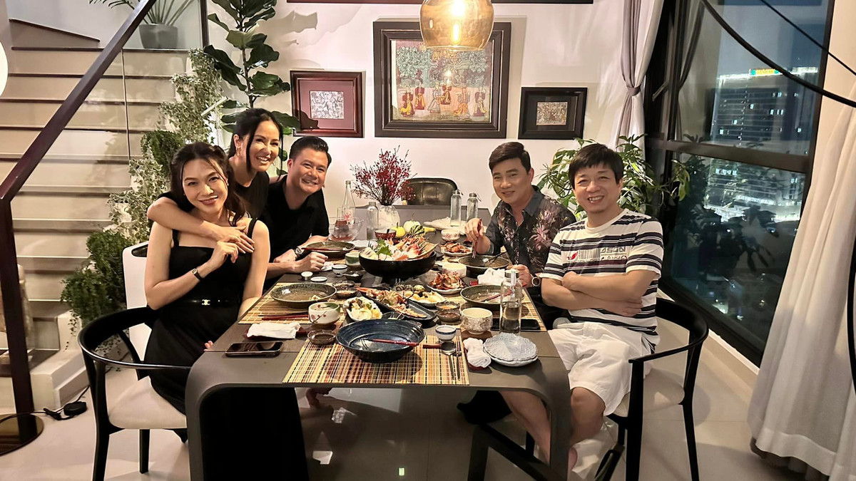 Trong nhà, Hồng Nhung trang trí bằng nhiều bức tranh nghệ thuật và cây xanh.