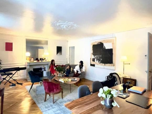 Gam màu chủ đạo trong nhà là trắng, be, đan xen là các gam màu gỗ, đen kết hợp hệ thống ánh sáng trắng vàng.