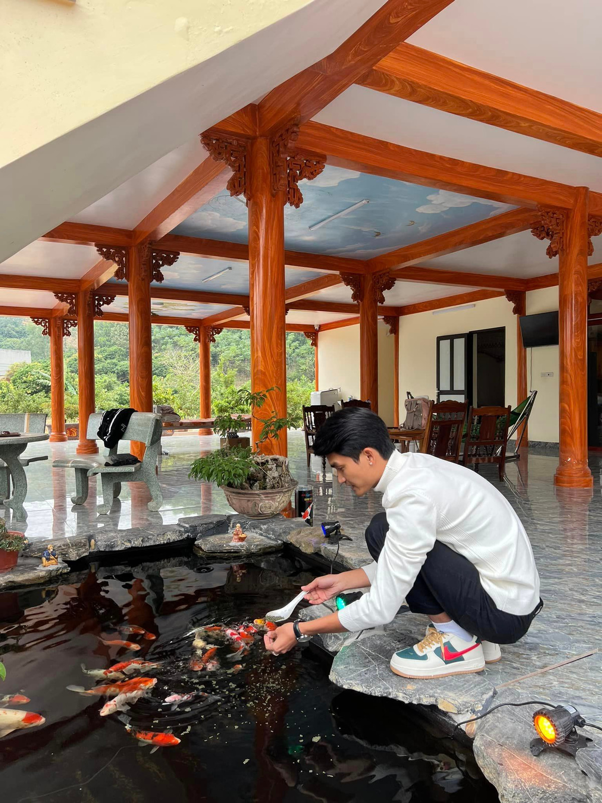 Dưới chân cầu thang, bố Mạc Văn Khoa thiết kế một hồ cá Koi.