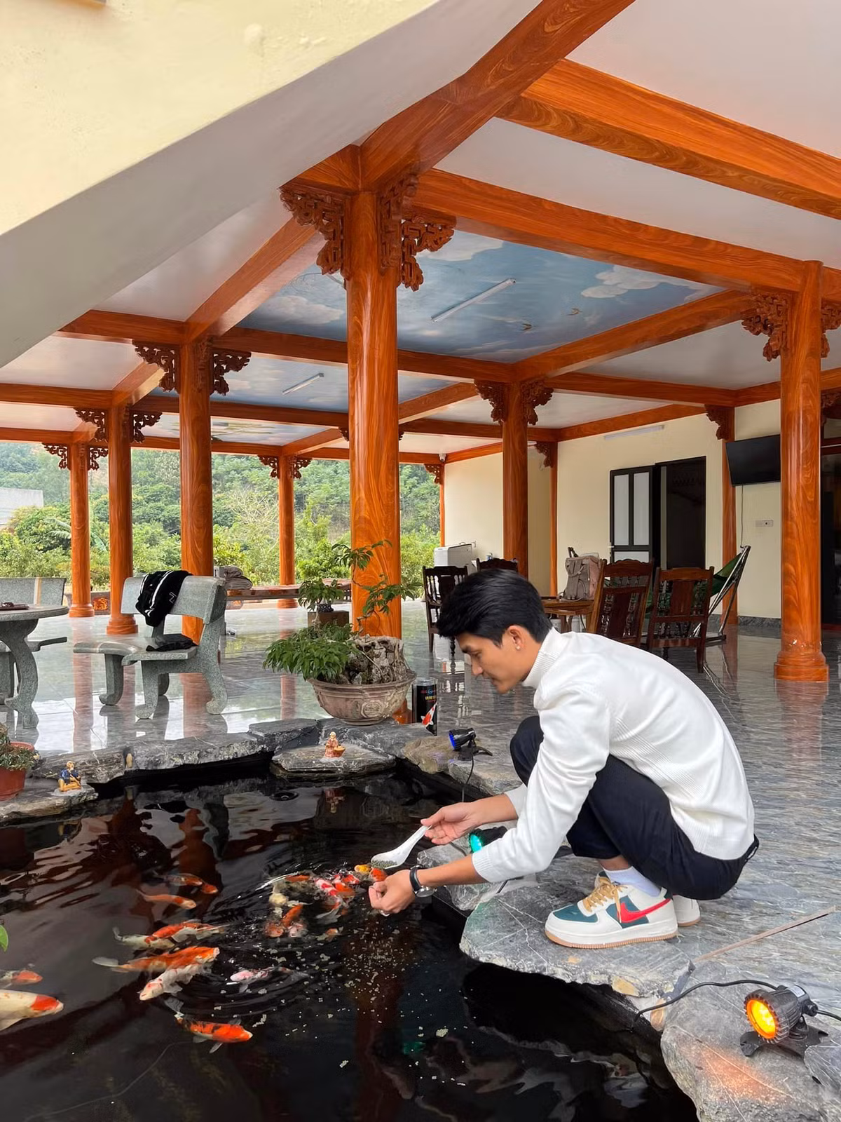 Dưới chân cầu thang, bố Mạc Văn Khoa thiết kế một hồ cá Koi.