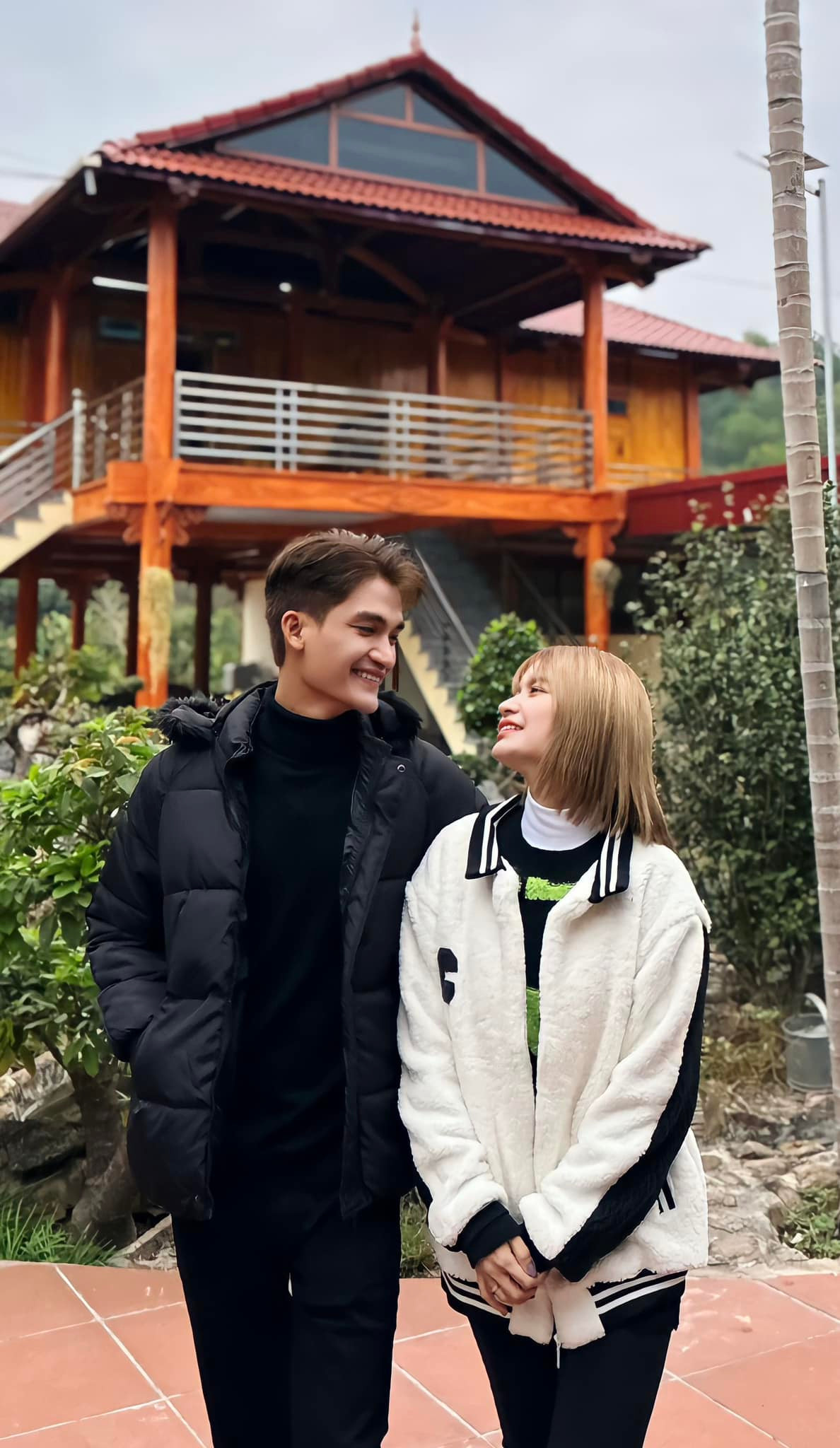 Đó là căn nhà gỗ có tổng diện tích 380 m2. Mạc Văn Khoa cho biết xây theo mô hình nhà sàn vì đây là tâm nguyện thời trung niên của bố.