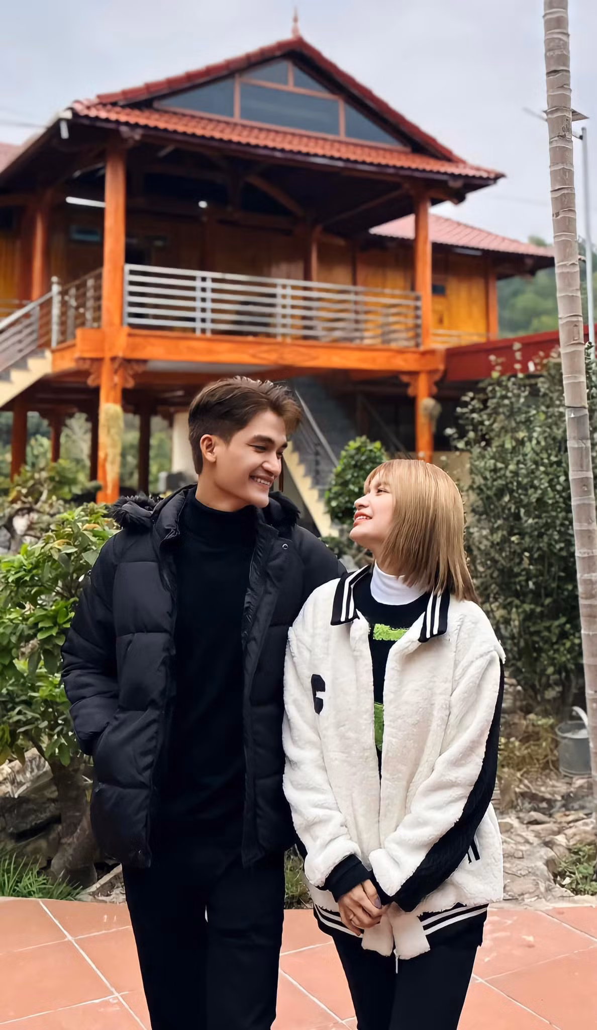 Đó là căn nhà gỗ có tổng diện tích 380 m2. Mạc Văn Khoa cho biết xây theo mô hình nhà sàn vì đây là tâm nguyện thời trung niên của bố.