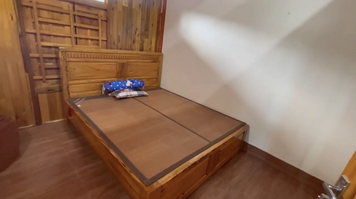 Nội thất trong nhà như tủ, bàn, ghế... đều ưu tiên sử dụng chất liệu bằng gỗ.