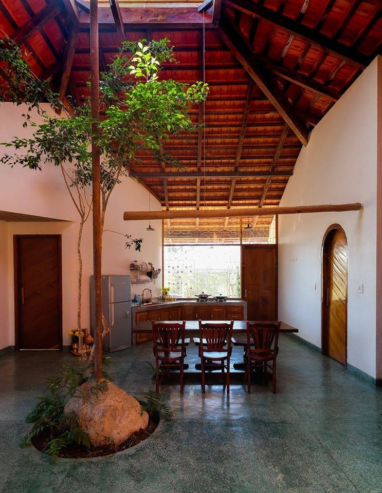 Nhà bếp thiết kế mở với góc nhìn là khoảng thiên nhiên bên ngoài và bàn ăn.