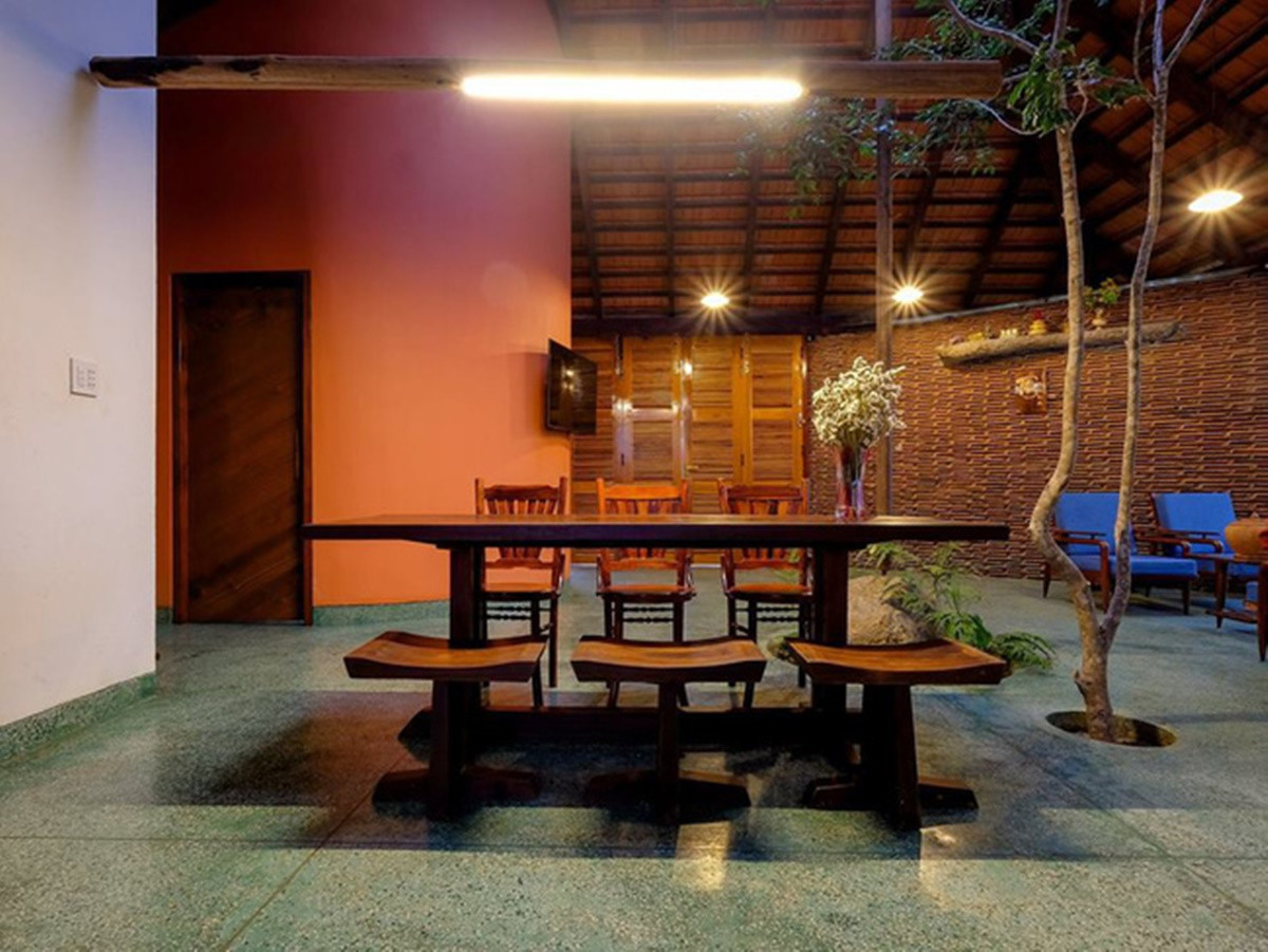 Trước khi xây ngôi nhà này, gia chủ đã gắn bó với ngôi nhà cũ trong một thời gian dài. Cả gia đình thường quây quần bên mâm cơm, vài nắm lạc củ, chén rượu gạo, ấm chè tươi… Nắm được nét sinh hoạt này, kiến trúc sư cố gắng tạo ra một không gian mở thật ấm cúng.