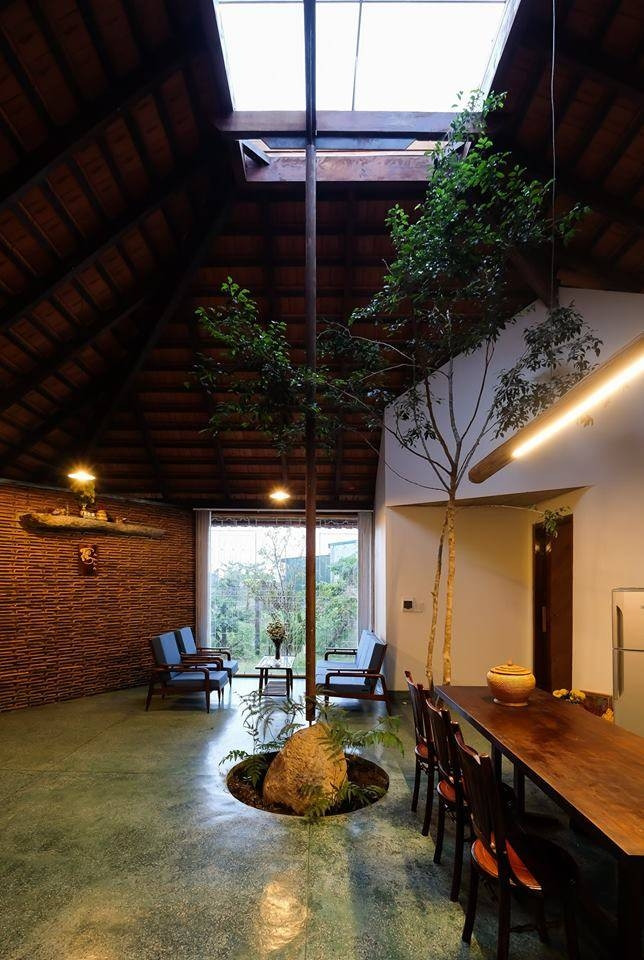 Phòng khách thơ mộng nhìn thẳng ra khung cảnh thiên nhiên.