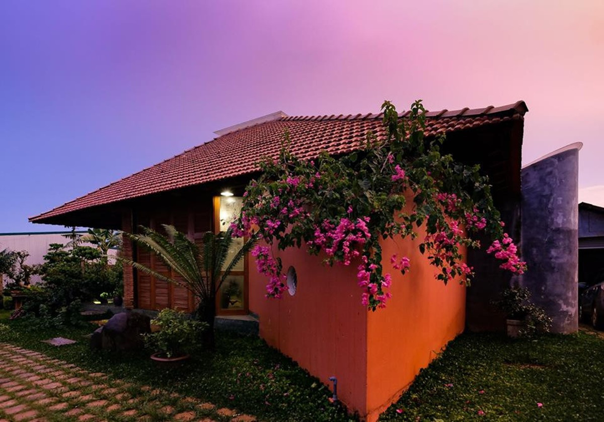 Được xây dựng trên mảnh đất tại Bảo Lộc (Lâm Đồng), Giao House là ngôi nhà xinh xắn của cặp vợ chồng giáo viên.