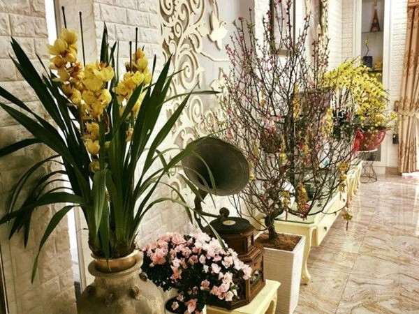 Bên trong ngôi nhà sử dụng tông màu kem - trắng chủ đạo, toát lên vẻ sang trọng và hiện đại. Ảnh: Facebook