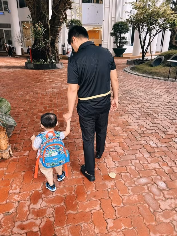 Chàng thiếu gia 8X cũng chia sẻ hình ảnh dắt con trai đi học ngày đầu tiên. Ảnh: Facebook