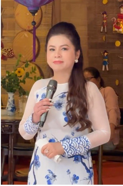 Mới đây, doanh nhân Lê Hoàng Diệp Thảo xuất hiện tại một sự kiện được tổ chức ở Văn Miếu Quốc Tử Giám (Hà Nội). Nữ doanh nhân thu hút sự chú ý bởi nhan sắc trẻ trung, đặc biệt là khí chất mạnh mẽ, sang trọng.