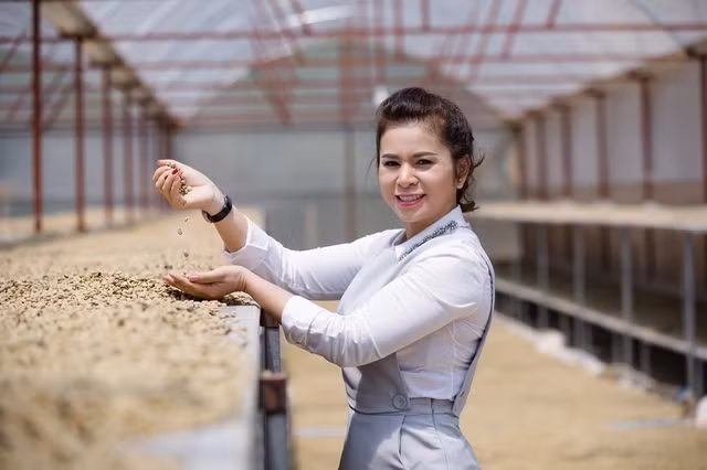 Ấn tượng nhất là đôi mắt biết cười.