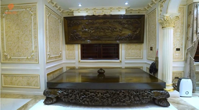 Bộ tranh mã đáo thành công và sập chạm khắc hình ngựa bằng gỗ thủy tùng khiến người xem choáng ngợp.