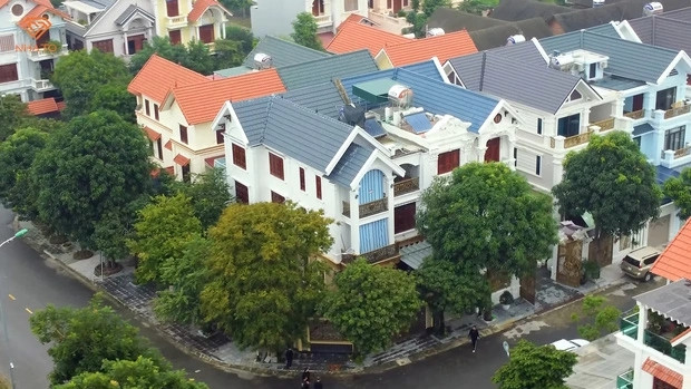 Tọa lạc trong khu biệt thự trung tâm thành phố Thanh Hóa, căn biệt thự của anh Lê Kim Thu được xây dựng theo phong cách kết hợp Đông - Tây.