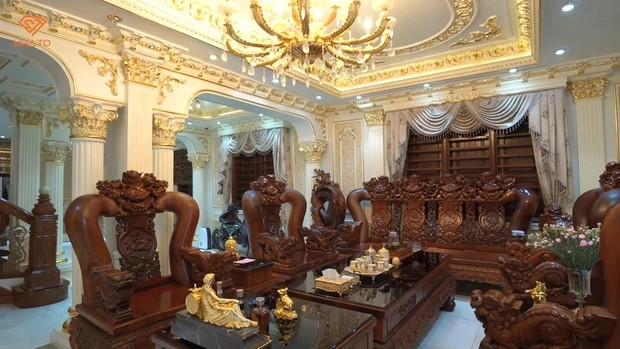 Đáng chú ý, toàn bộ nội thất trong căn nhà đều được làm từ những loại gỗ quý như thủy tùng, trầm, hương và đúc nguyên khối.