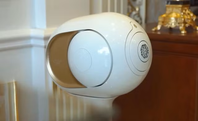 Để mang đến phong cách cung điện châu Âu cho ngôi nhà, gia chủ mua nhiều đồ trang trí dát vàng từ Ai Cập, cùng bộ với hệ thống đèn chùm.