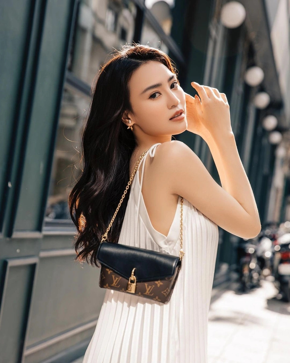 Những món đồ hiệu của Lan Ngọc đến từ nhà mốt Louis Vuitton, Dior, Balenciaga, Chanel. Ảnh: FBNV