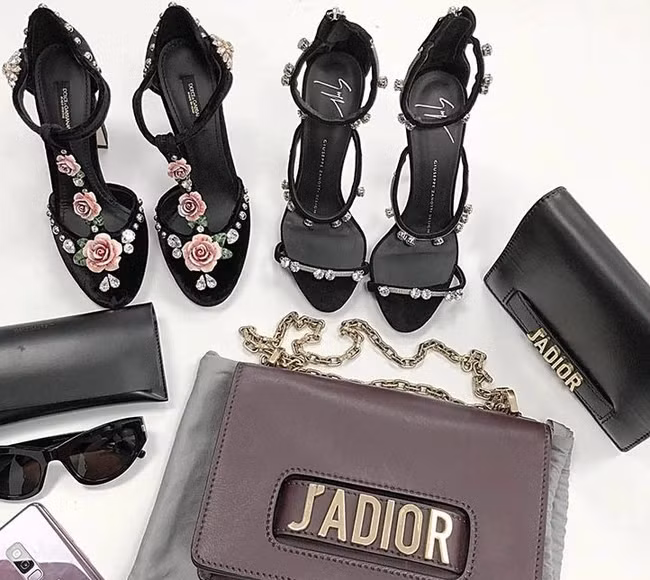 Mỗi lần mua sắm, Lan Ngọc rinh về vài món đồ hiệu đắt đỏ. Ảnh: FBNV